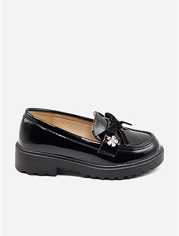 Mocassins com acabamento brilhante