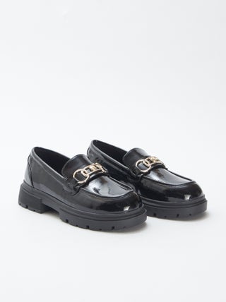 Mocassins de verniz com fivela dourada
