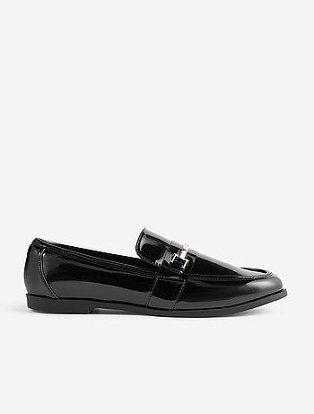 Mocassins envernizados com joias douradas fantasia