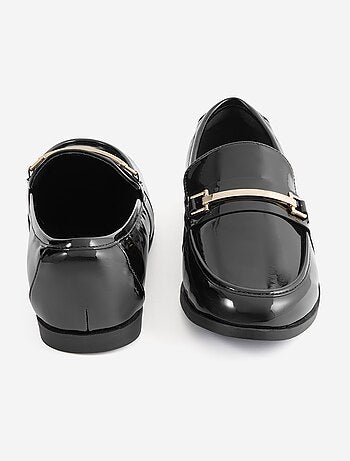 Mocassins envernizados com joias douradas fantasia