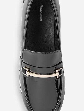 Mocassins envernizados com joias douradas fantasia