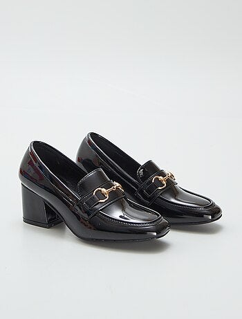 Mocassins envernizados com salto