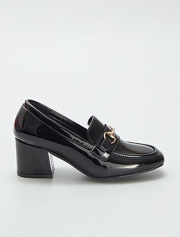 Mocassins envernizados com salto