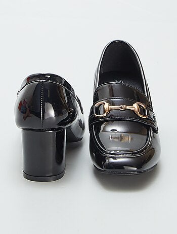 Mocassins envernizados com salto