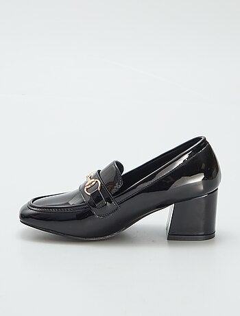 Mocassins envernizados com salto