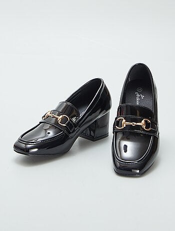 Mocassins envernizados com salto
