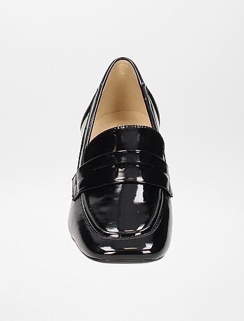 Mocassins envernizados com salto