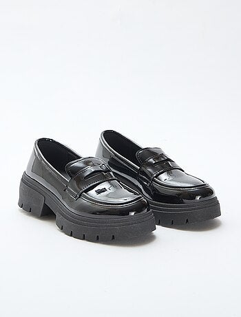 Mocassins envernizados com sola tratorada