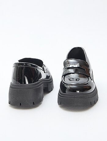 Mocassins envernizados com sola tratorada