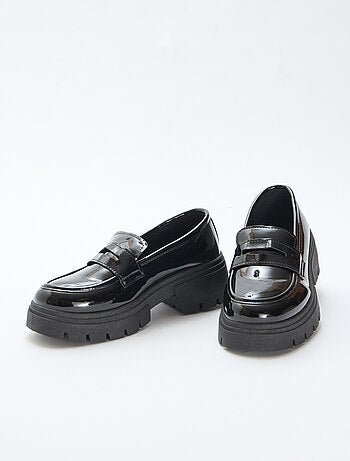 Mocassins envernizados com sola tratorada