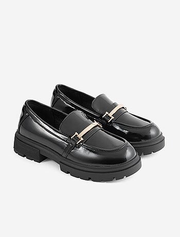 Mocassins envernizados com solas tratoradas