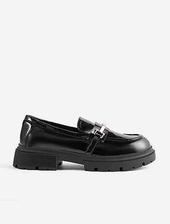 Mocassins envernizados com solas tratoradas