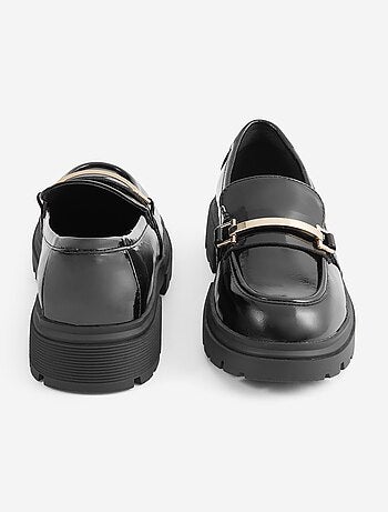 Mocassins envernizados com solas tratoradas