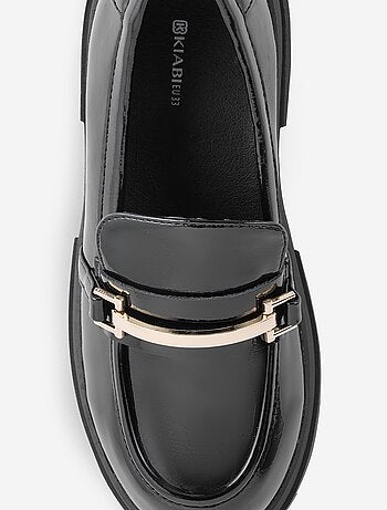 Mocassins envernizados com solas tratoradas