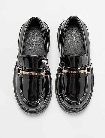 Mocassins envernizados com solas tratoradas
