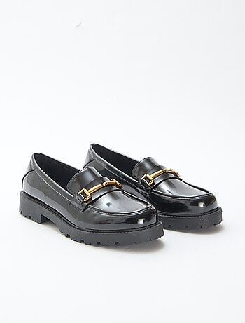 Mocassins envernizados com tira dourada