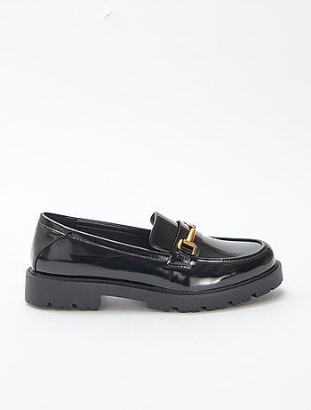 Mocassins envernizados com tira dourada