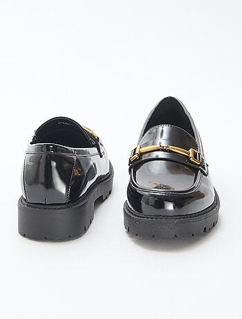 Mocassins envernizados com tira dourada