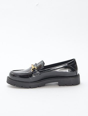 Mocassins envernizados com tira dourada