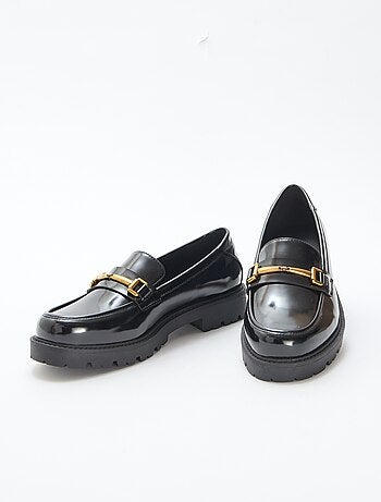 Mocassins envernizados com tira dourada