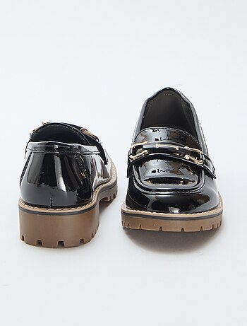 Mocassins envernizados com tiras douradas decorativas