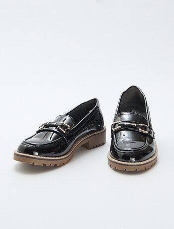 Mocassins envernizados com tiras douradas decorativas