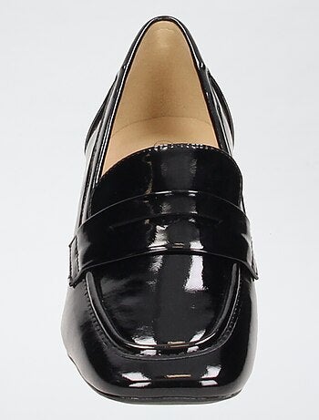 Mocassins envernizados com tiras fantasia