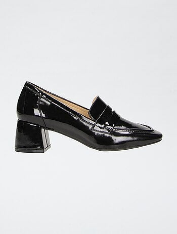 Mocassins envernizados com tiras fantasia