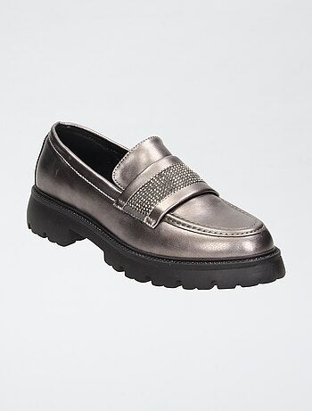 Mocassins envernizados prateados com tiras de strass