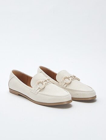 Mocassins tipo camurça com bijuteria decorativa na parte superior