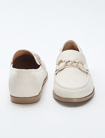 Mocassins tipo camurça com bijuteria decorativa na parte superior