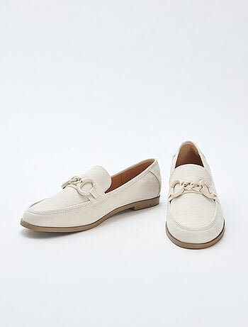 Mocassins tipo camurça com bijuteria decorativa na parte superior