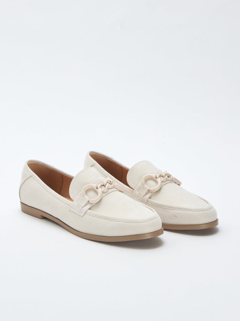 Mocassins tipo camurça com bijuteria decorativa na parte superior Bege - Kiabi