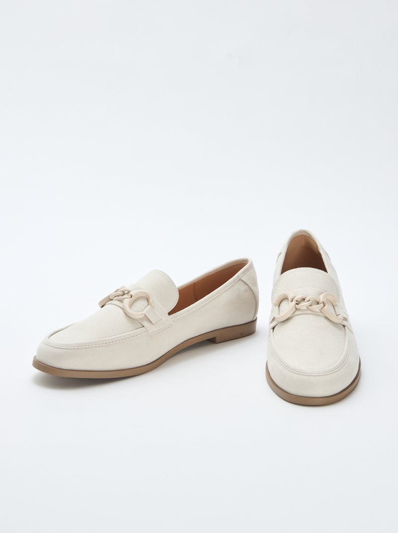 Mocassins tipo camurça com bijuteria decorativa na parte superior Bege - Kiabi
