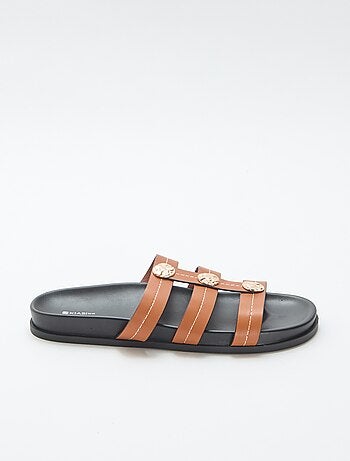 Mules com botões dourados fantasia