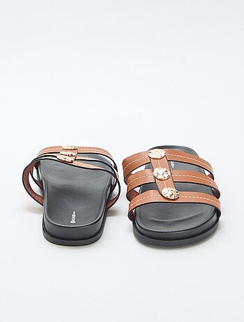 Mules com botões dourados fantasia