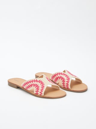 Mules com tira em macramé