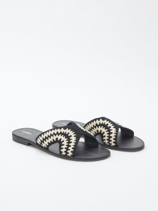 Mules com tira em macramé