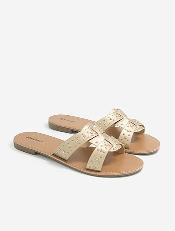Mules com tiras com tachas