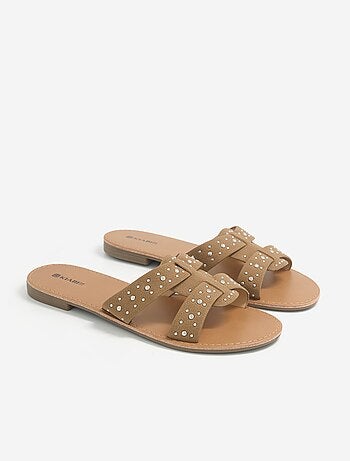 Mules com tiras com tachas