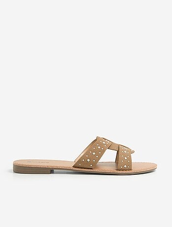 Mules com tiras com tachas