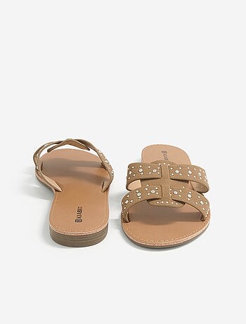 Mules com tiras com tachas