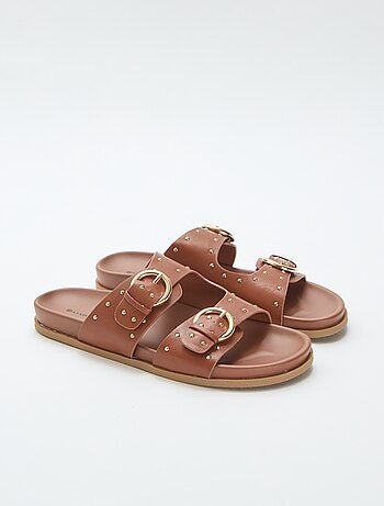 Mules com tiras de fivela dourada