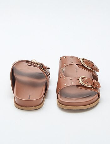 Mules com tiras de fivela dourada