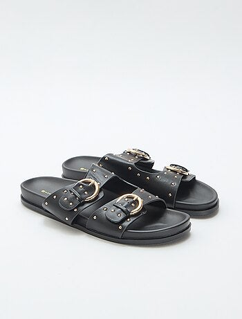 Mules com tiras de fivela dourada