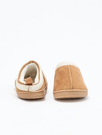 Mules em camurça com detalhe