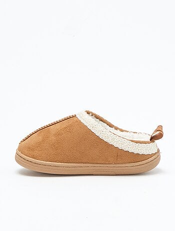 Mules em camurça com detalhe