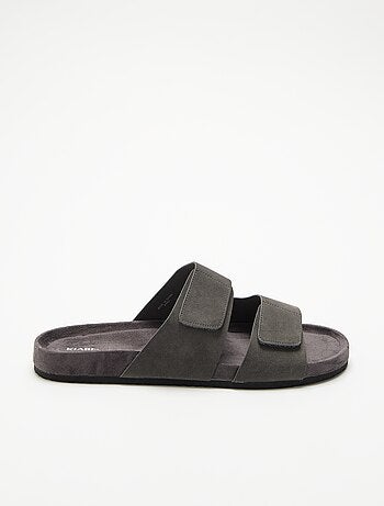Mules em camurça sintética com tiras de velcro