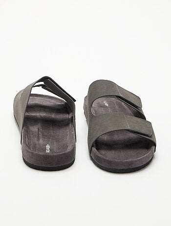 Mules em camurça sintética com tiras de velcro
