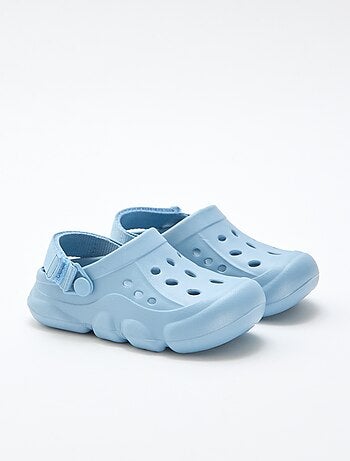 Mules fechadas de praia lisas